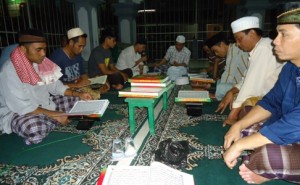 TADARUSAN ALQURAN: Para nara pidana Lapas Mataram yang beragama Islam sedang melakukan tadarusan Alquran.