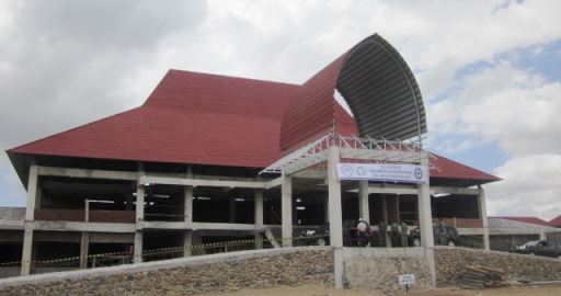 Gedung Utama Kampus IPDN Praya, Lombok Tengah yang belum tuntas pengerjaannya. [Lomboktoday.co.id/Akhyar Rosidi]
