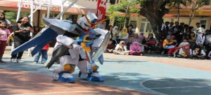 KARTUN JEPANG: Lomba kreasi pakaian robot film-film Jepang yang diputar sejumlah stasiun televisi nasional. Lomboktoday.co.id/Sigit