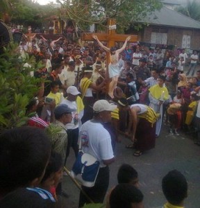 Warga antusias menyaksikan prosesi penyambutan temu akbar dan perarakan Salib OMK memasuki Nama Tukan, Witihama (Foto Lama Tokan/Lomboktoday.co.id) 