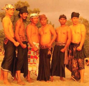 PEPADU: Para Pepadu (atlet) seni ketangkasan khas Suku Sasak, Presean, dari berbagai daerah di Pulau Lombok melakukan foto bersama sebelum bertanding.(Ist)