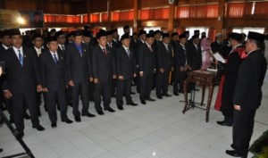 Ketua Pengadilan Negeri Praya, H Sumedi melantik 50 anggota DPRD Loteng terpilih periode 2014-2019. (Foto: Akhyar Rosidi/Lomboktoday.co.id)
