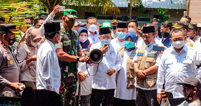 Jusuf Kalla saat mengunjungi korban banjir