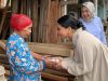 Aksi Nyata Cegah Stunting di NTB, HBK PEDULI Bagikan Telur Ayam Segar pada Warga di Lombok