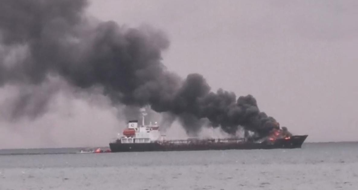 Kapal Tanker terbakar