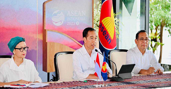 Jokowi Saat Konferensi Pers