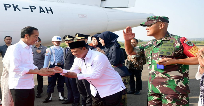 Presiden Jokowi tiba di Bandara Cakrabhuwana di Kota Cirebon